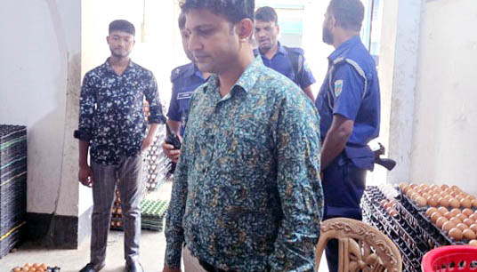 বেশি দামে ডিম বিক্রি, ৩টি ডিমের আড়তে জরিমানা